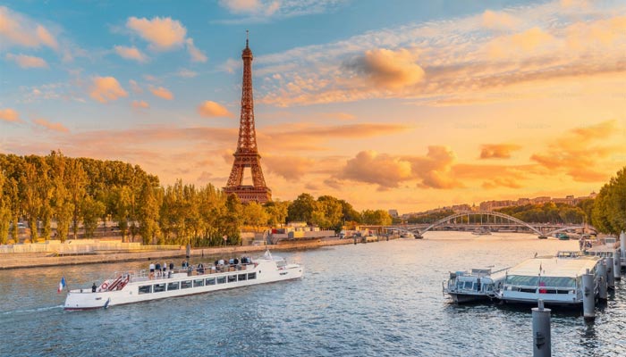 No hay lista de destinos más románticos que no incluya a París. Pasear de la mano a lo largo del río Sena, disfrutar de un picnic en el Champ de Mars frente a la Torre Eiffel o explorar las callejuelas de Montmartre mientras degustas un crepe caliente, hacen de París el destino ideal para las parejas que buscan romance en cada esquina. ¡El ambiente bohemio y los encantos históricos de la ciudad te envolverán de inmediato!