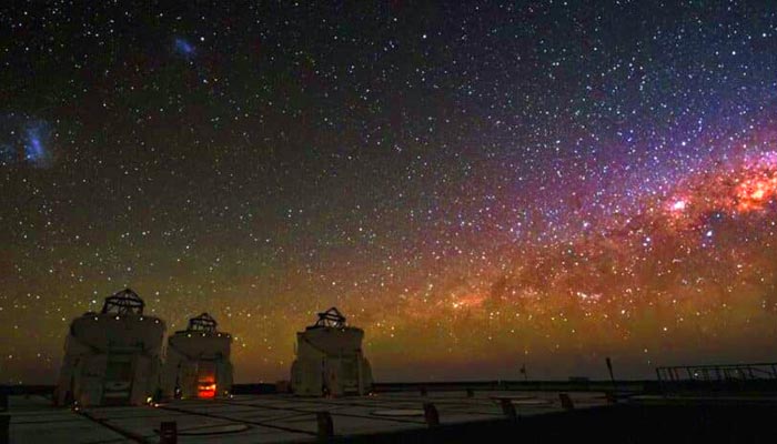 En el vasto lienzo del planeta, pocos lugares ofrecen una experiencia tan mágica y etérea como el Desierto de Atacama bajo el manto nocturno. Recientemente, la BBC ha destacado a este desierto chileno entre los cinco destinos más destacados del mundo para practicar "turismo nocturno", una distinción que resuena con viajeros y aventureros en busca de experiencias únicas. Recomiendo Pirque, NatGeo, Conde Nast Traveler.