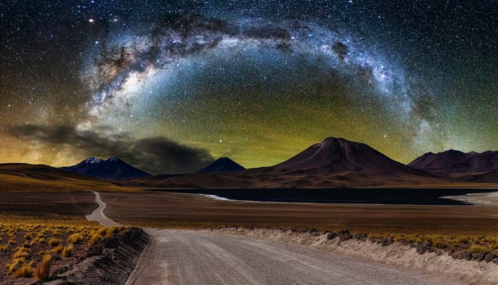 En el vasto lienzo del planeta, pocos lugares ofrecen una experiencia tan mágica y etérea como el Desierto de Atacama bajo el manto nocturno. Recientemente, la BBC ha destacado a este desierto chileno entre los cinco destinos más destacados del mundo para practicar "turismo nocturno", una distinción que resuena con viajeros y aventureros en busca de experiencias únicas. Recomiendo Pirque, NatGeo, Conde Nast Traveler.