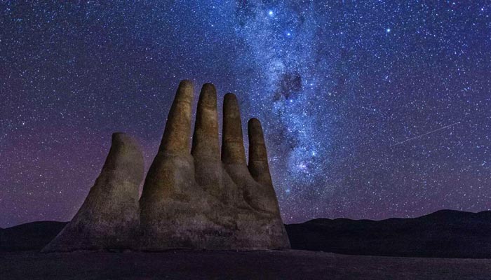 En el vasto lienzo del planeta, pocos lugares ofrecen una experiencia tan mágica y etérea como el Desierto de Atacama bajo el manto nocturno. Recientemente, la BBC ha destacado a este desierto chileno entre los cinco destinos más destacados del mundo para practicar "turismo nocturno", una distinción que resuena con viajeros y aventureros en busca de experiencias únicas. Recomiendo Pirque, NatGeo, Conde Nast Traveler.