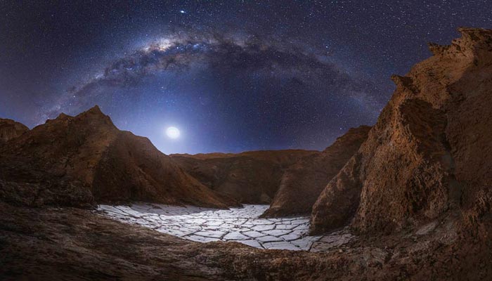 En el vasto lienzo del planeta, pocos lugares ofrecen una experiencia tan mágica y etérea como el Desierto de Atacama bajo el manto nocturno. Recientemente, la BBC ha destacado a este desierto chileno entre los cinco destinos más destacados del mundo para practicar "turismo nocturno", una distinción que resuena con viajeros y aventureros en busca de experiencias únicas. Recomiendo Pirque, NatGeo, Conde Nast Traveler.